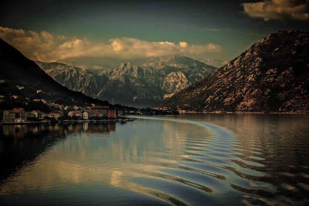 A calm lake with mountain reflections for sfx library—ideal for nature ambience sound effects in your next project on Sonniss.
