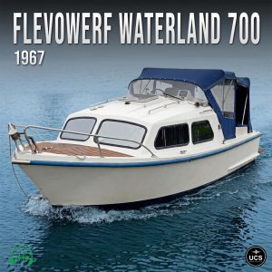 A white and blue FlevoWerf Waterland 700 boat from 1967 moves across the water with a blue canopy, creating a small wake. The model name and year are displayed above the boat.